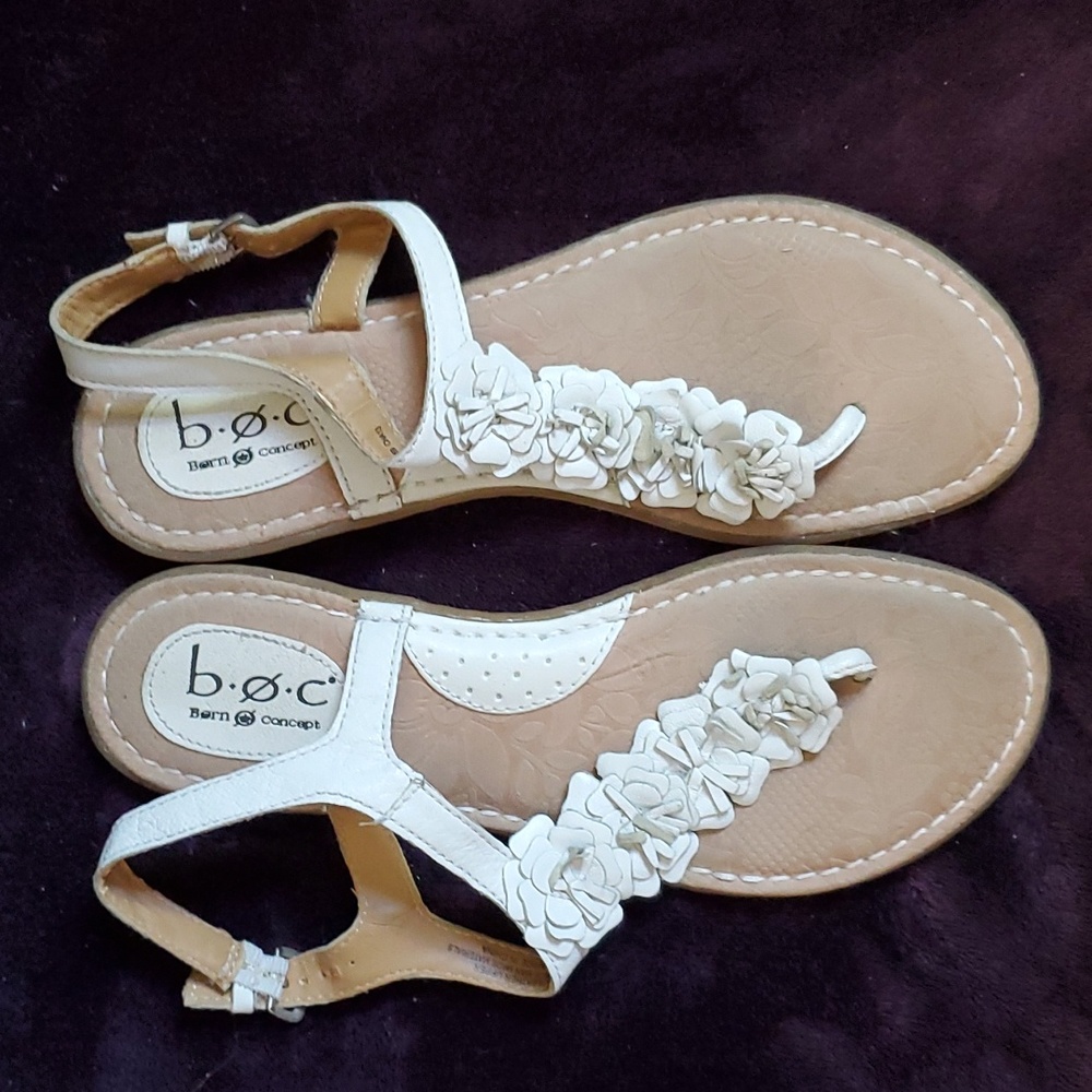 B.O.C. White Flower Sandals Size 9